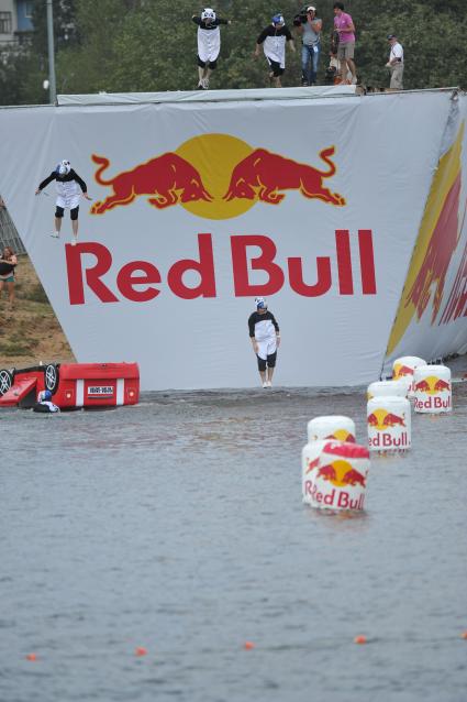 7 августа 2011 в Строгинской пойме Москвы-реки, состоялся Red Bull Flugtag, Парад самых разнообразных самодельных летательных аппаратов.