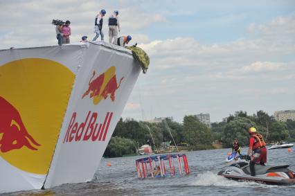 7 августа 2011 в Строгинской пойме Москвы-реки, состоялся Red Bull Flugtag, Парад самых разнообразных самодельных летательных аппаратов.