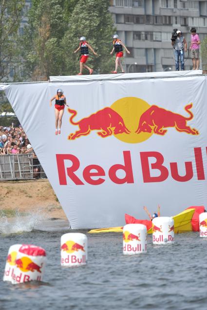 7 августа 2011 в Строгинской пойме Москвы-реки, состоялся Red Bull Flugtag, Парад самых разнообразных самодельных летательных аппаратов. Участники.