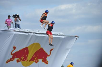 7 августа 2011 в Строгинской пойме Москвы-реки, состоялся Red Bull Flugtag, Парад самых разнообразных самодельных летательных аппаратов. Участники.