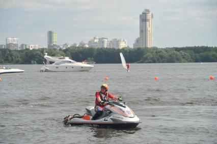 7 августа 2011 в Строгинской пойме Москвы-реки, состоялся Red Bull Flugtag, Парад самых разнообразных самодельных летательных аппаратов. Спасатель.