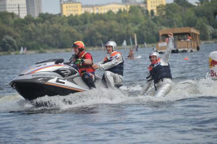 7 августа 2011 в Строгинской пойме Москвы-реки, состоялся Red Bull Flugtag, Парад самых разнообразных самодельных летательных аппаратов. Спасатель и участники.