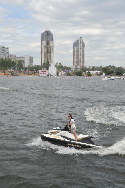 7 августа 2011 в Строгинской пойме Москвы-реки, состоялся Red Bull Flugtag, Парад самых разнообразных самодельных летательных аппаратов.