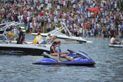 7 августа 2011 в Строгинской пойме Москвы-реки, состоялся Red Bull Flugtag, Парад самых разнообразных самодельных летательных аппаратов. Зрители.