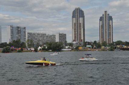 7 августа 2011 в Строгинской пойме Москвы-реки, состоялся Red Bull Flugtag, Парад самых разнообразных самодельных летательных аппаратов. Зрители.