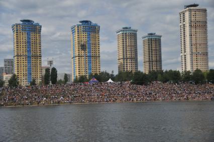 7 августа 2011 в Строгинской пойме Москвы-реки, состоялся Red Bull Flugtag, Парад самых разнообразных самодельных летательных аппаратов. Зрители.