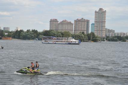 7 августа 2011 в Строгинской пойме Москвы-реки, состоялся Red Bull Flugtag, Парад самых разнообразных самодельных летательных аппаратов. Жилой комплекс Алые паруса.