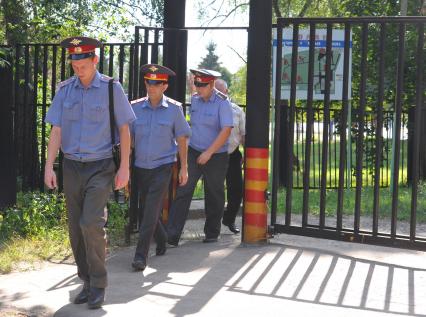 Массовое отравление детей в санатории \"Лесная опушка\" в Серпуховском районе Подмосковья. На снимке: полицейские выходят за ограду санатория. 18 августа 2011 года.