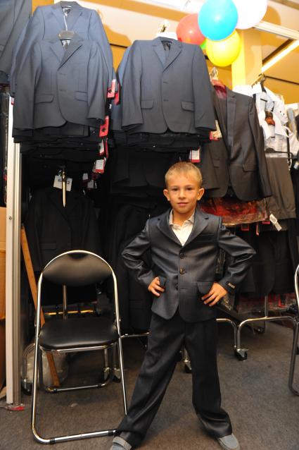 Мальчик в школьной форме в торговом зале магазина. 19 августа 2011 года.