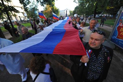 Участники акции, посвященной годовщине событий августа 1991 года и приуроченной ко Дню флага РФ, во время шествия от Никитских ворот до Пушкинской площади. 22 августа 2011 года.