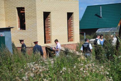 На месте убийства мэра города Сергиев Посад Евгения Душко, который был застрелен в машине у своего дома. 22 августа 2011 года.