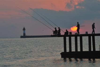 Рыбаки на пирсе. Рыбалка.  Море, закат солнца. 14 июня 2011г.