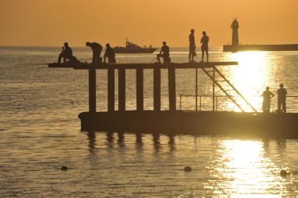 Рыбаки на пирсе. Рыбалка.  Море, закат солнца. 14 июня 2011г.