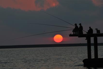 Рыбаки на пирсе. Рыбалка.  Море, закат солнца. 14 июня 2011г.