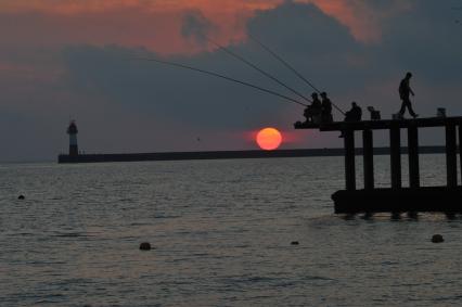 г. Сочи. Рыбаки на пирсе. Рыбалка.  Море, закат солнца. 14 июня 2011г.