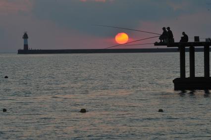 г. Сочи. Рыбаки на пирсе. Рыбалка.  Море, закат солнца. 14 июня 2011г.