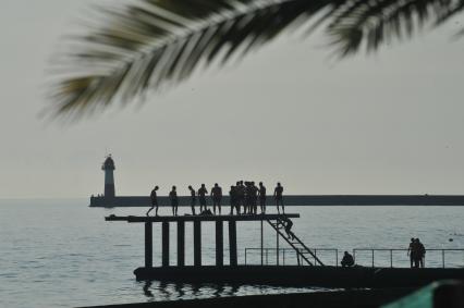 г. Сочи. Молодежь пригает с пирса в море. Развлечение, отдых, отпуск. 14 июня 2011г.