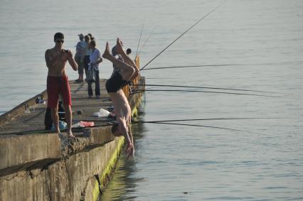 г.Сочи. Рыбаки на пирсе. Рыбалка. Мужчина прыгает в море. Море  Развлечение, отдых, отпуск. 14 июня 2011г.