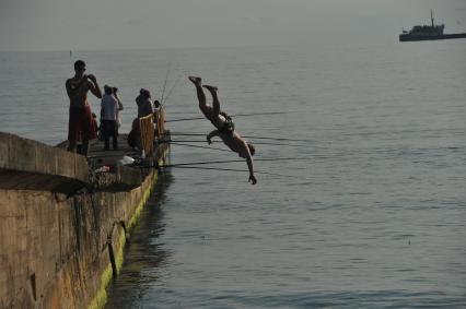 г.Сочи. Рыбаки на пирсе. Рыбалка. Мужчина прыгает в море. Море  Развлечение, отдых, отпуск. 14 июня 2011г.