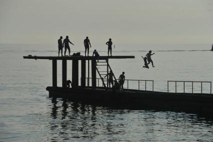 г.Сочи.  Люди прыгающие в море с пирса. Море  Развлечение, отдых, отпуск. 14 июня 2011г.