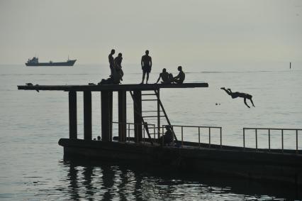 г.Сочи.  Люди прыгающие в море с пирса. Море  Развлечение, отдых, отпуск. 14 июня 2011г.