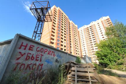 Городская новостройка. На фото: забор с надписью \" Не сорить убьет током\". 23 августа 2011 года.