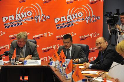 Участники круглого стола на тему: \"День Конституции Республики Казахстан. Антиядерные инициативы Президента Н. А. Назарбаева -путь к безъядерному миру\" в \"Комсомольской правде\". 25 августа 2011 года.