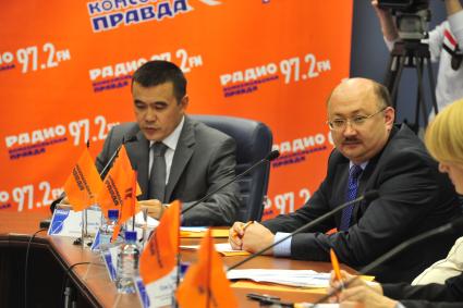 Участники круглого стола на тему: \"День Конституции Республики Казахстан. Антиядерные инициативы Президента Н. А. Назарбаева -путь к безъядерному миру\" в \"Комсомольской правде\". 25 августа 2011 года.