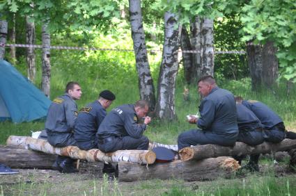 Несколько милиционеров обедают в лесу. 17 июня 2011 года