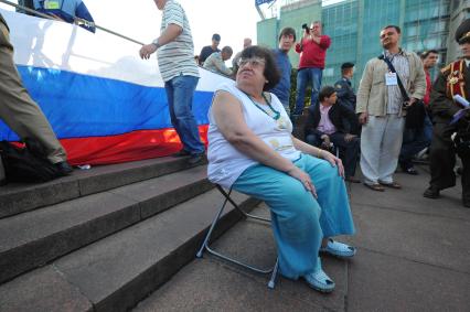 Политик Валерия Новодворская на акции, посвященной годовщине событий августа 1991 года и приуроченной ко Дню флага РФ, на Пушкинской площади. 22 августа 2011 года.