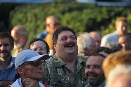 Писатель Дмитрий Быков и журналист Владимир Шендерович (слева направо) на акции, посвященной годовщине событий августа 1991 года и приуроченной ко Дню флага РФ, на Пушкинской площади. 22 августа 2011 года.