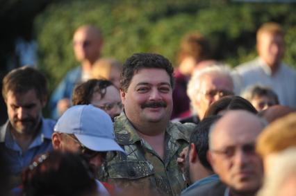 Писатель Дмитрий Быков на акции, посвященной годовщине событий августа 1991 года и приуроченной ко Дню флага РФ, на Пушкинской площади. 22 августа 2011 года.