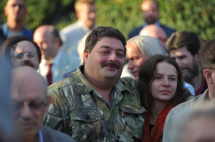 Писатель Дмитрий Быков на акции, посвященной годовщине событий августа 1991 года и приуроченной ко Дню флага РФ, на Пушкинской площади. 22 августа 2011 года.