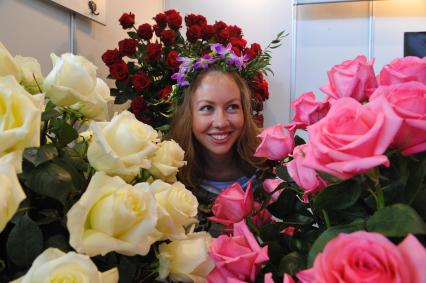 Девушка на вытавке цветов. 30 августа 2011 года.