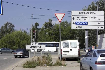 Въезд в Москву. Указатель, дорожный знак Москва. 15 июля 2011 года.