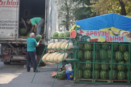 Придорожная торговля арбузами. 30 августа 2011 года.