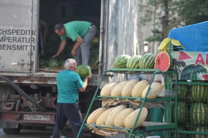 Придорожная торговля арбузами. 30 августа 2011 года.