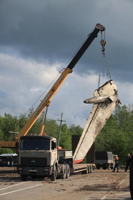 Падение самолета ТУ-134  районе д. Бесовец. Обломки самолета, крыло самолета 21 июня 2011 г.