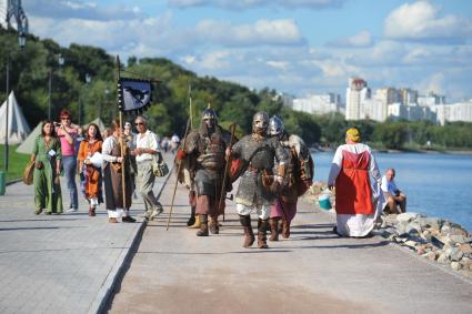 Театрализованный праздник в Коломенском. На снимке: участники костюмированного фестиваля. 2 сентября  2011 года.
