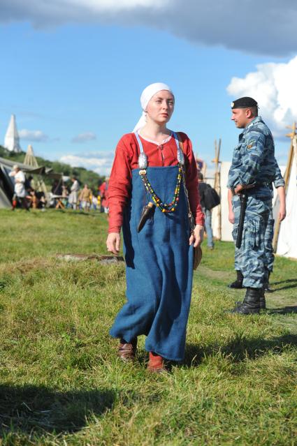 Театрализованный праздник в Коломенском. На снимке: участница костюмированного фестиваля. 2 сентября  2011 года.