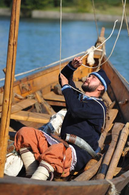 Театрализованный праздник в Коломенском. На снимке: участник костюмированного фестиваля в лодке. 2 сентября  2011 года.
