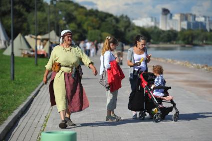 Театрализованный праздник в Коломенском. На снимке: участница костюмированного фестиваля. 2 сентября  2011 года.