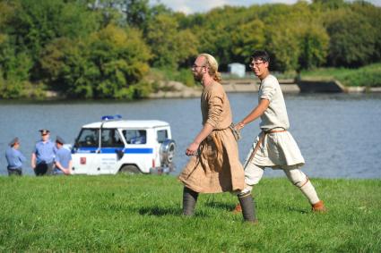 Театрализованный праздник в Коломенском. На снимке: участники костюмированного фестиваля. 2 сентября  2011 года.