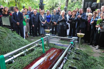 Родные и близкие во время церемонии прощания с певицей Аллой Баяновой на Новодевичьем кладбище. 2 сентября  2011 года.