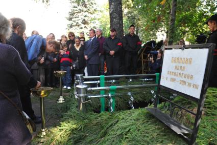 Родные и близкие во время церемонии прощания с певицей Аллой Баяновой на Новодевичьем кладбище. 2 сентября  2011 года.