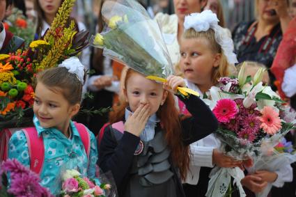 День знаний в российских школах. На снимке: первоклассницы во время торжественной линейки. 1 сентября 2011 года