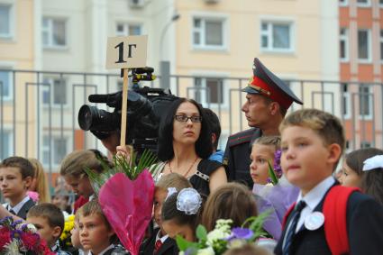 День знаний в российских школах. На снимке: первоклассники  во время торжественной линейки. 1 сентября 2011 года