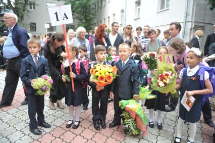 Первоклассник Ваня Золотухин (третий справа) в школьном дворе. 1 сентября  2011 года.