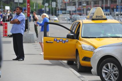 Служба такси.  Шашечки на крыше. 21 июня  2011 года.