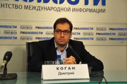Фонд уникальных культурных проектов им. Когана приобрел скрипку Гварнери РОБРЕХТ. На снимке: cоучредитель Фонда уникальных культурных проектов им. Когана, заслуженный артист РФ Дмитрий Коган. 6 сентября 2011 года.